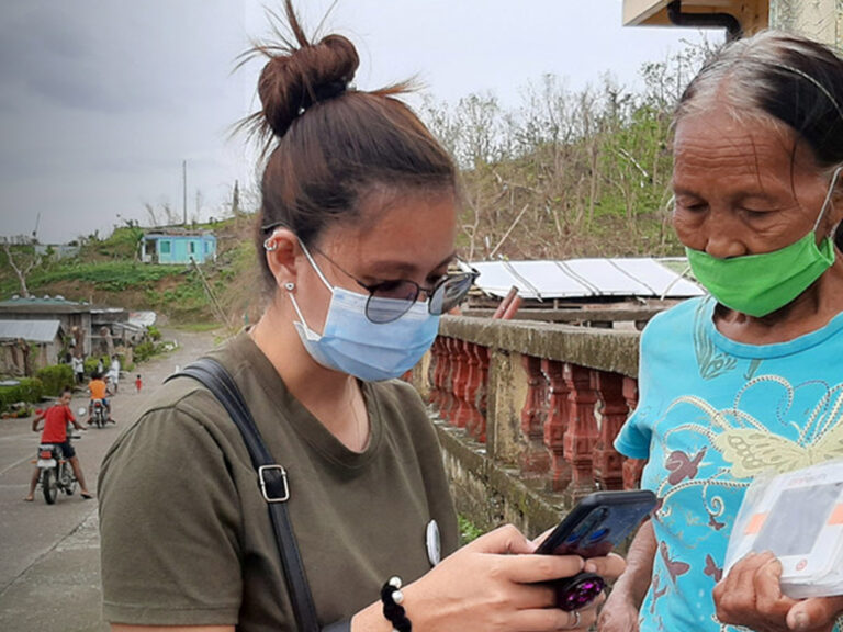 2 Filipino women speaking wearing medical face masks