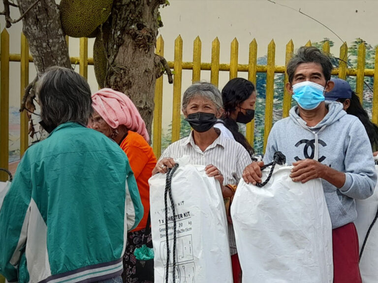 people receiving shelterbox aid in the philippines